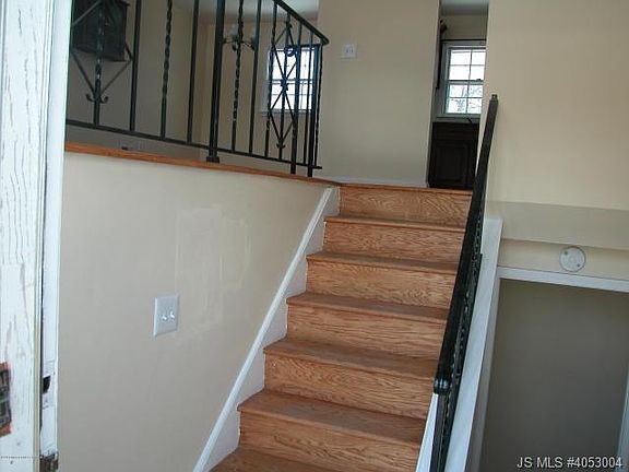 2nd image of 813 Holiday Ct