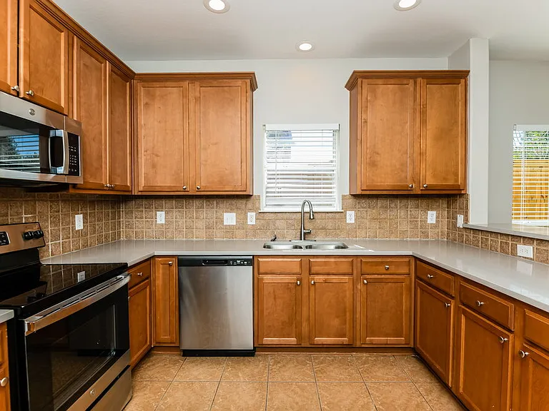 6910 Shore Breeze Ct — Photo 10