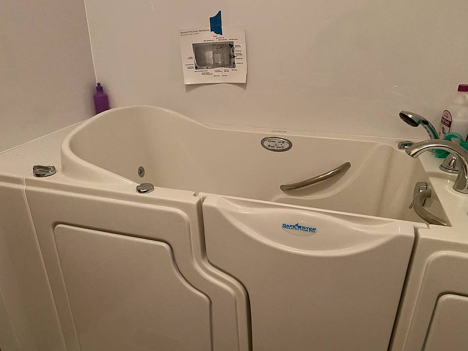 2nd image of 14308 NE Sandy Blvd Unit 29