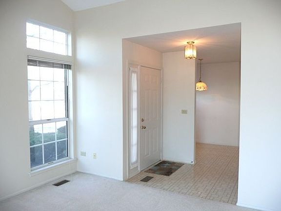 5th image of 1702 Fairfax Cir W