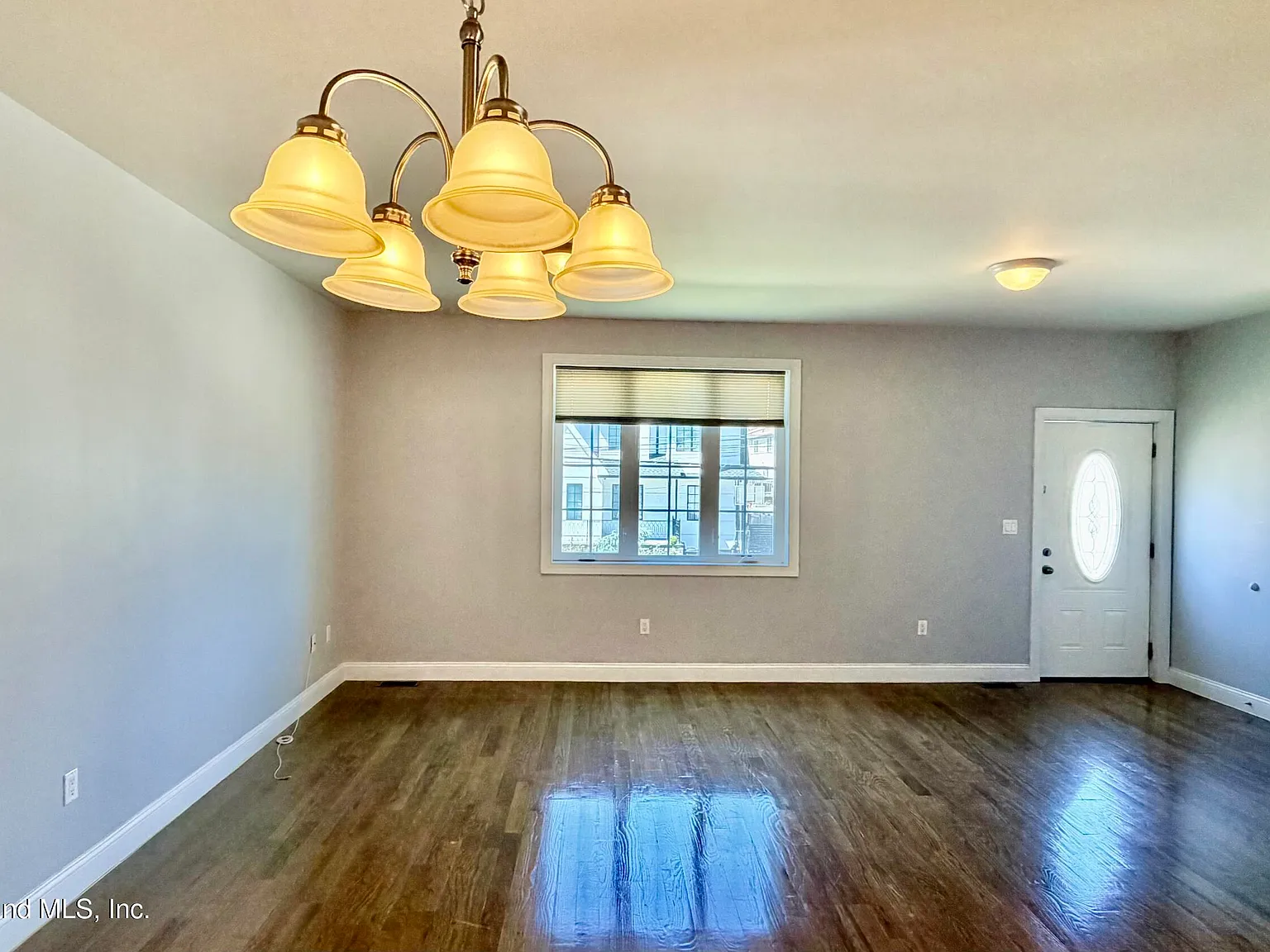 3 bed, 2.0 bath, 2631 sqft, $3,400 — Photo 2