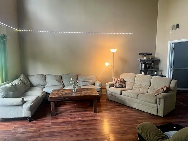 5 bed, 3000 sqft, $2,780 — Photo 3