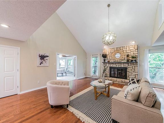 5th image of 402 Rockgate Ct