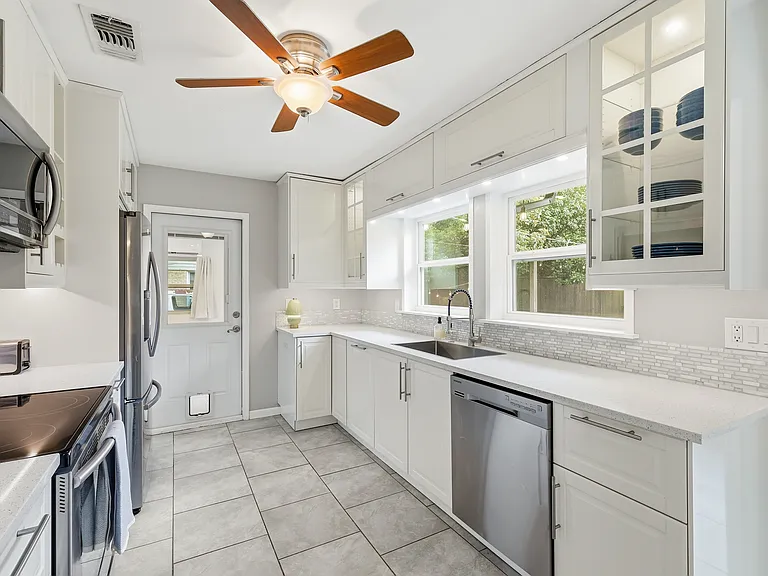 215 Varsity Cir — Photo 12
