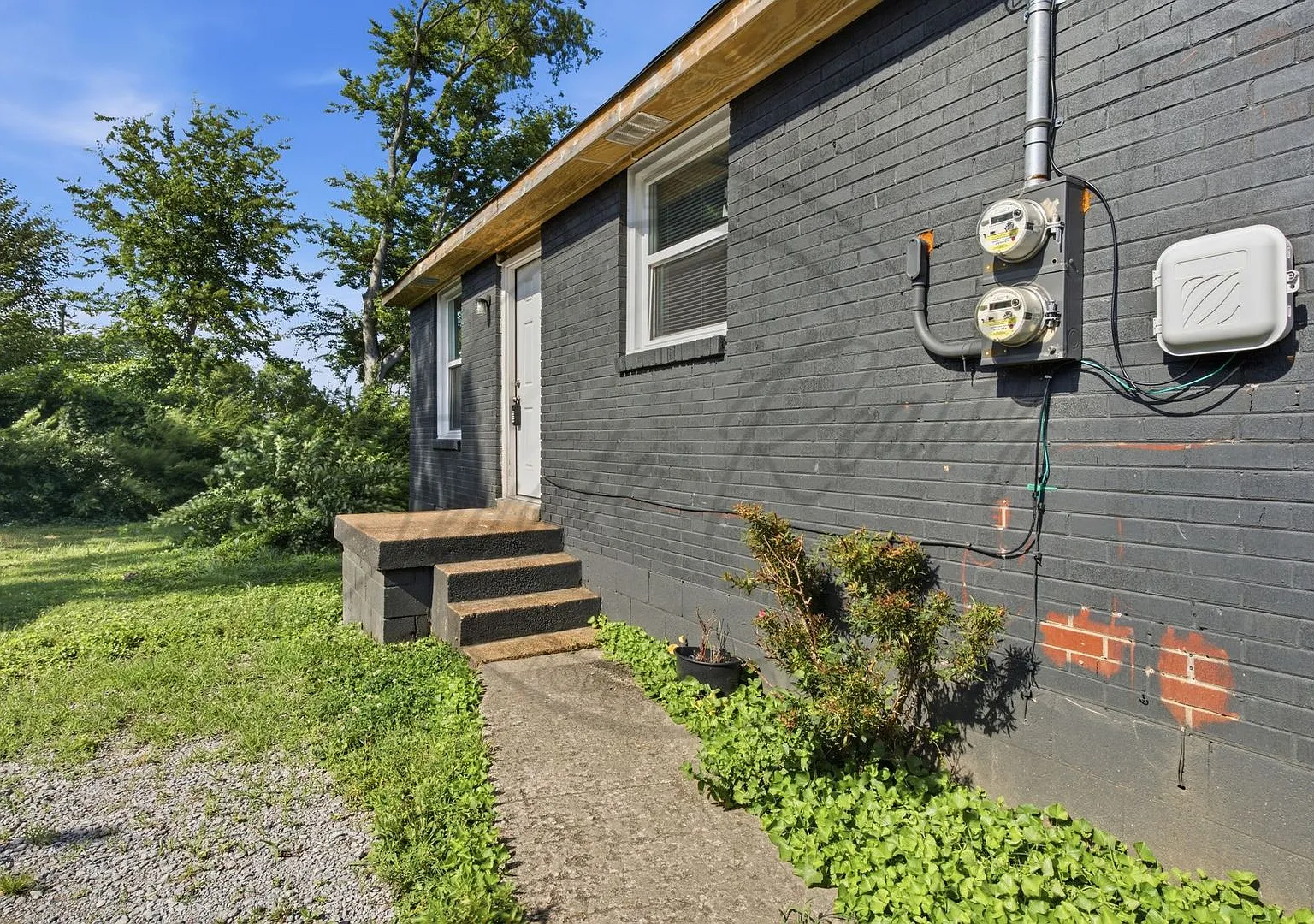 Two Bedroom Duplex in Madison on Special! — Photo 3