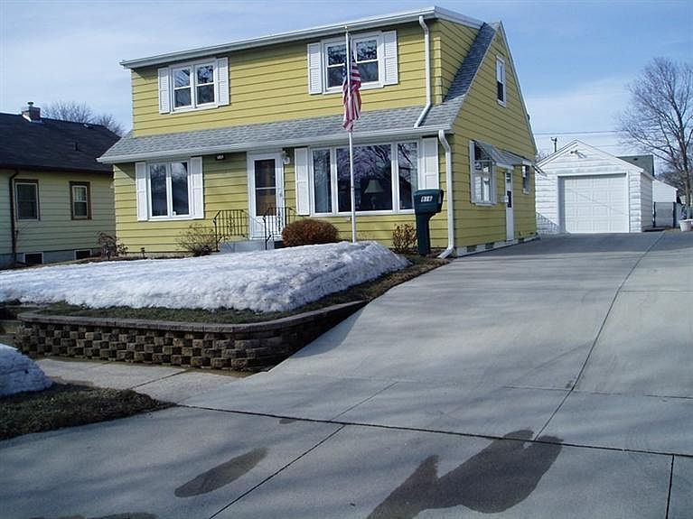 1st image of 816 11th St NE