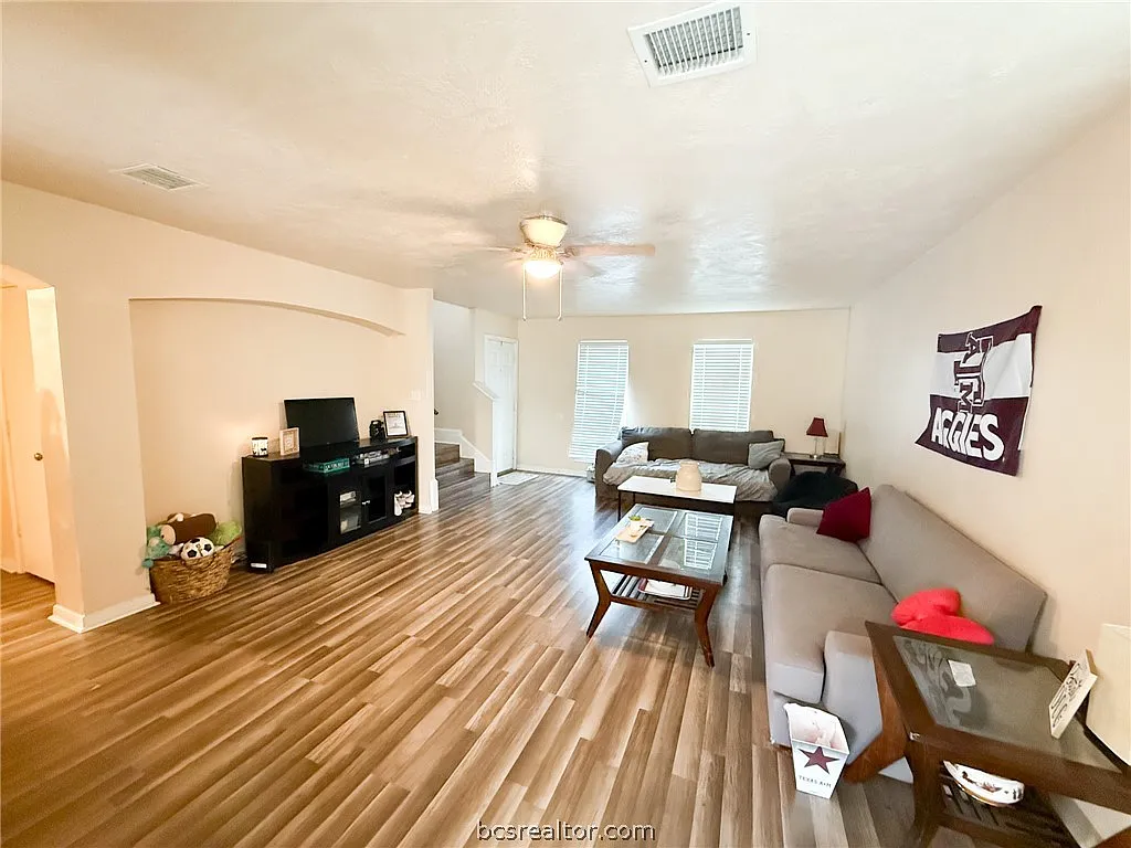 3 bed, 1555 sqft, $2,400 — Photo 3