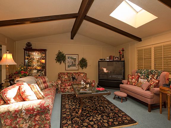 Spacious room with fireplace