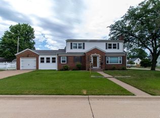 809 10th St, Bettendorf, IA 52722