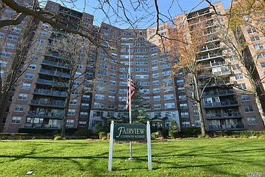 61-20 Grand Central Pkw