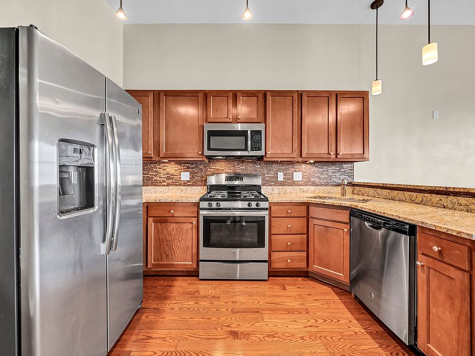1st image of 916 Main St #420
