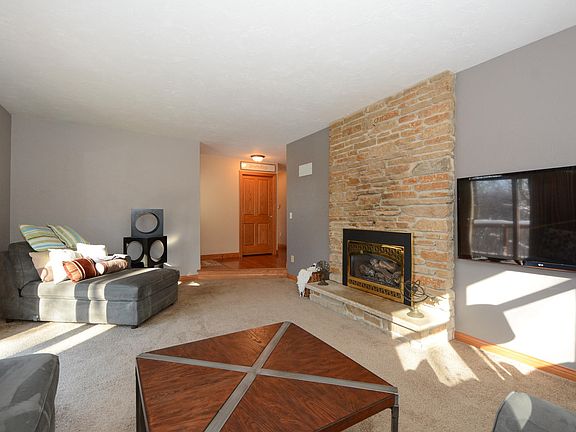 4th image of W264N6481 Hillview Dr