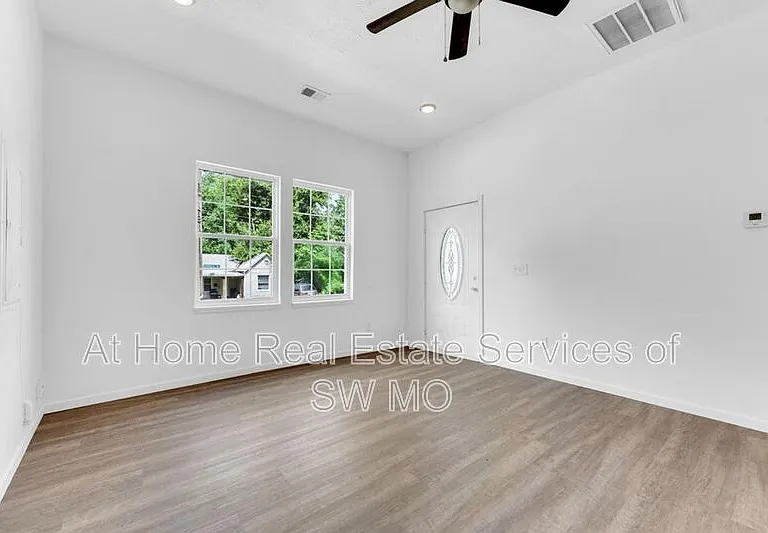 522 S Broadway Ave — Photo 4