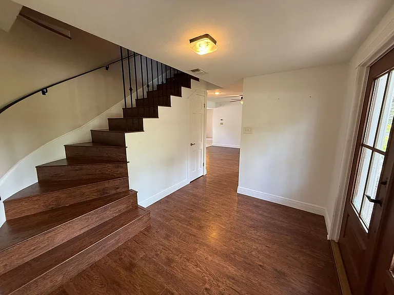 905 Poinciana Dr — Photo 4