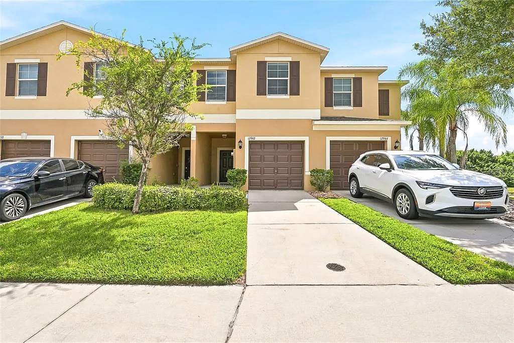 3 bed, 2.5 bath, 1668 sqft, $1,899 — Photo 3