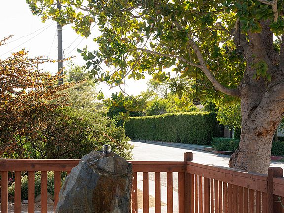 4th image of 2901 Valencia Dr
