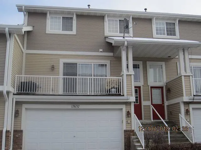 Spacious 2 Bedroom, 3 Level Town Home, Great Location — Photo 1