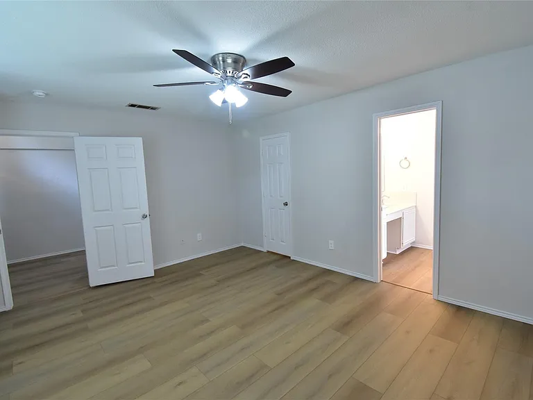 7837 Roundtable Rd — Photo 4