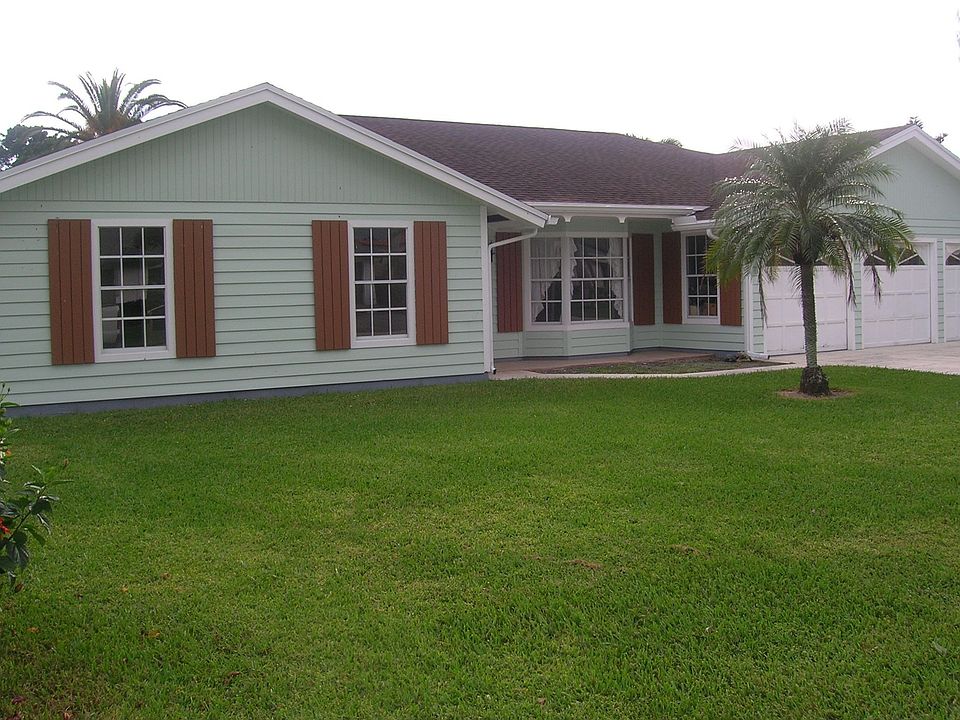 Golfcourse/pool home on 1/3 acre