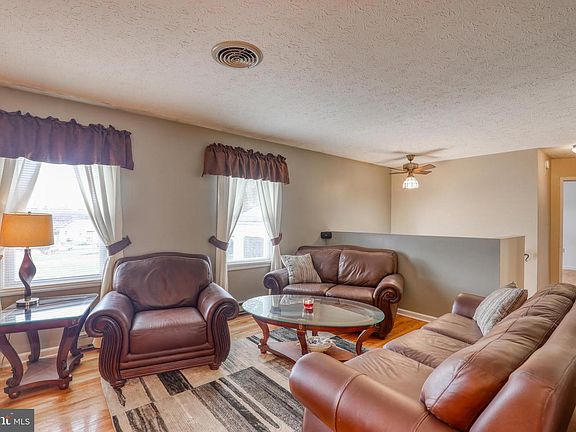 3rd image of 105 Essex Ct