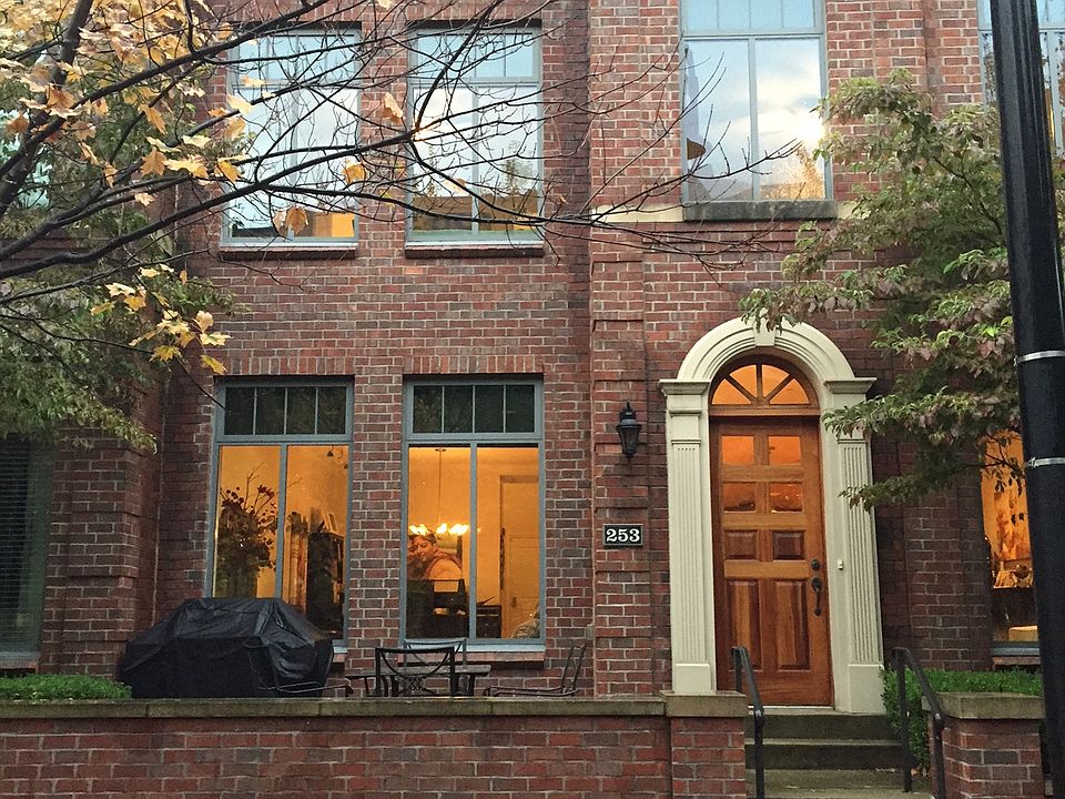 1st image of 250 Daniel Burnham #253