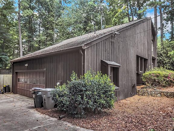 3rd image of 210 Hollyberry Ln
