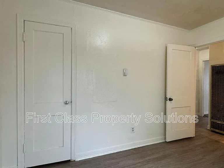 1904 NE 25th St — Photo 18