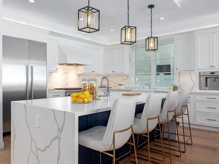 1025 W Balboa Blvd — Photo 4