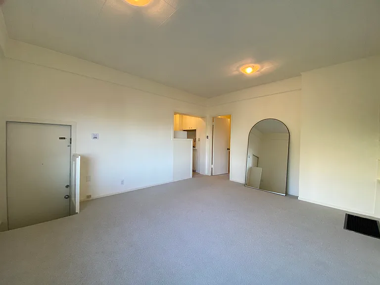 2523 Leavenworth St — Photo 13