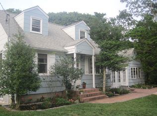 2 Baybury Ln, Hampton Bays, NY 11946