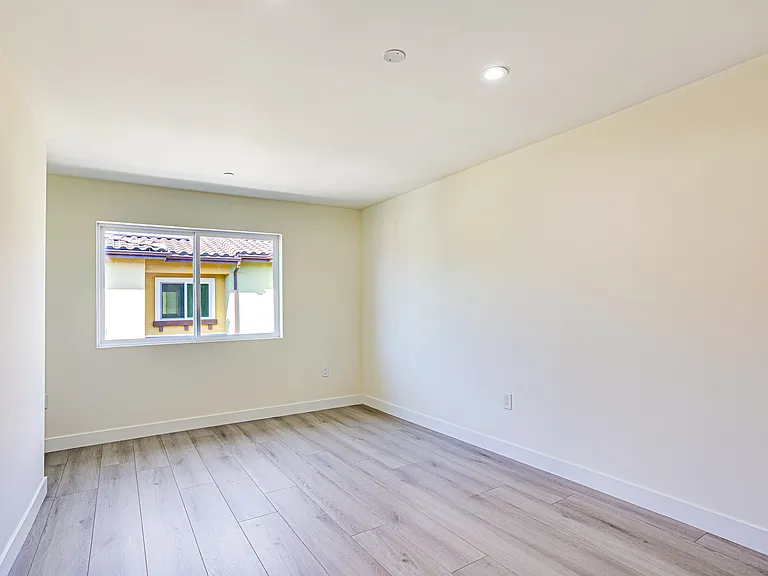 1012 S Mollison Ave — Photo 16
