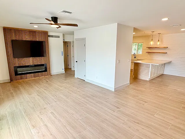 E Missouri Ave
