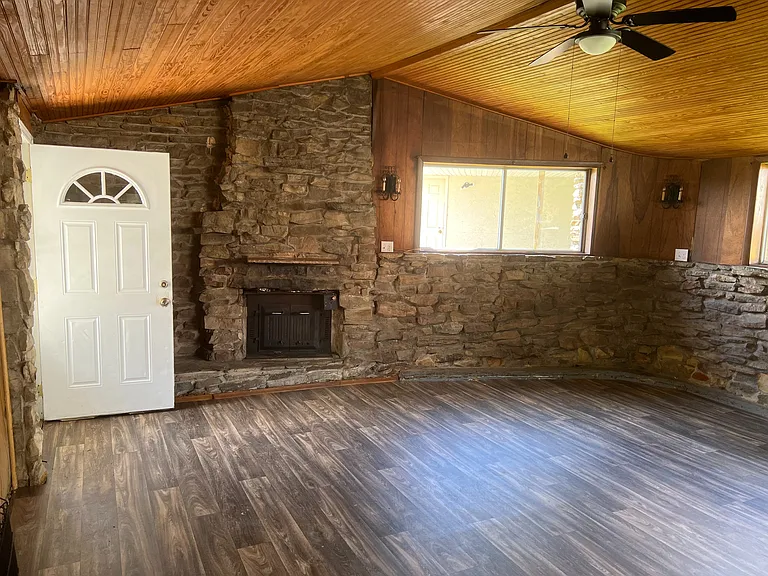 705 Low Gap Rd — Photo 2