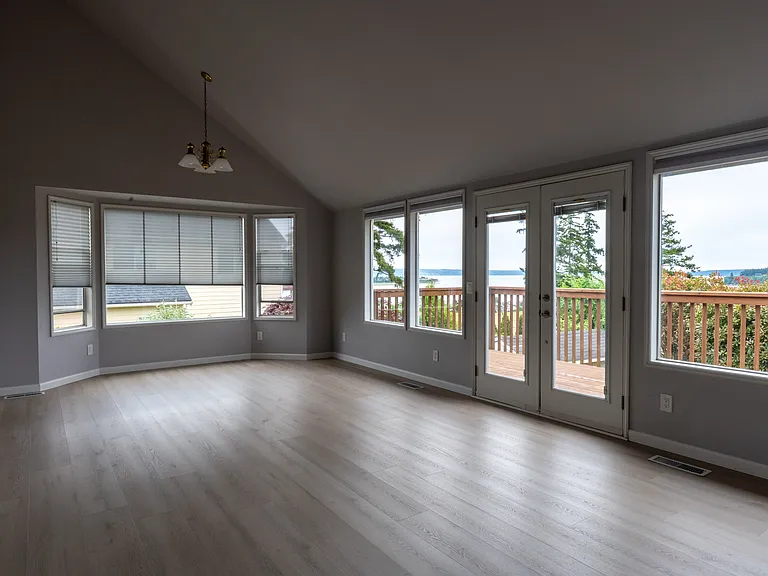 Main room / dining room