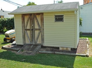 24 Honeysuckle Ln, Levittown, PA