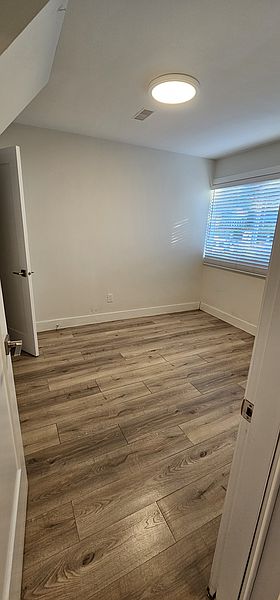 Surrey House for rent - 2 Bedrooms — photo 4