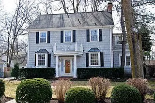 1086 Laurel Ave photo 1