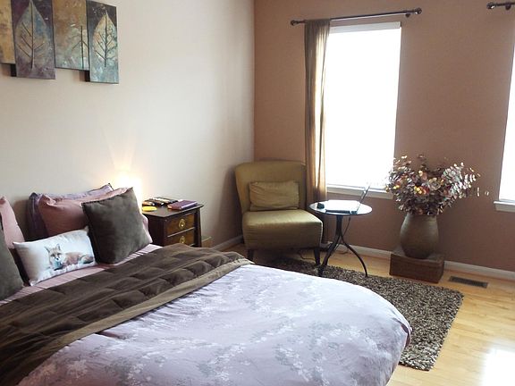 Cozy Master Bedroom with Walkin Closet