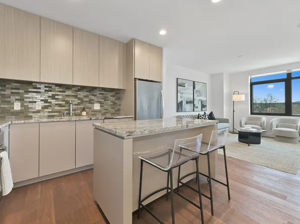 80 Fenwood Rd Unit 711, Boston, MA 02115