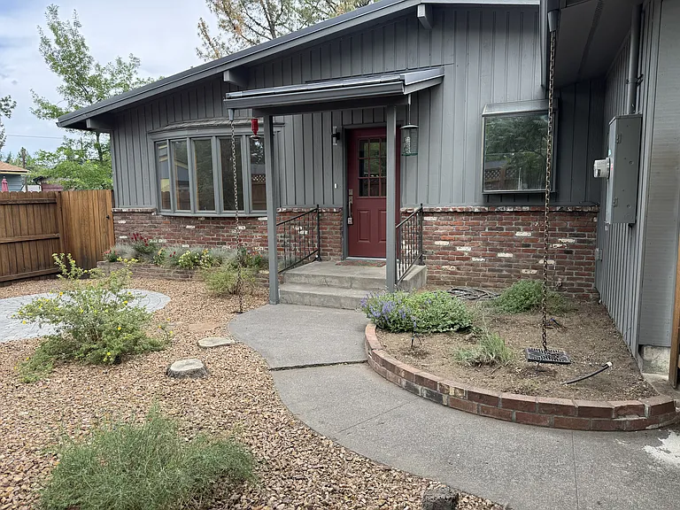 624 NE Olney Ave — Photo 2