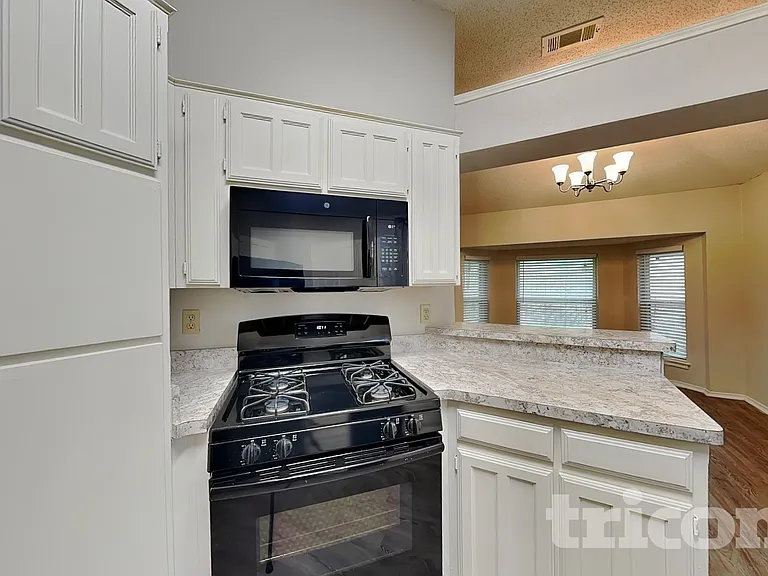 2851 Linden Ln — Photo 7