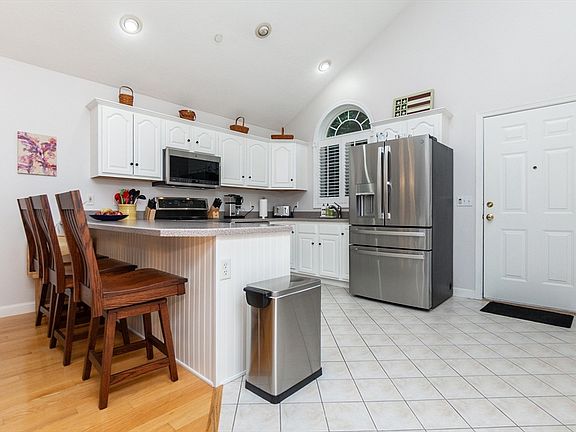 5th image of 304 Village Ln