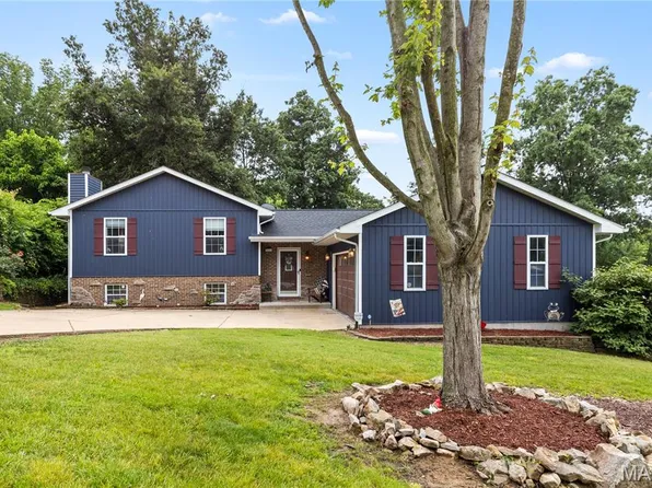 818 Sheraton Ln, Herculaneum, MO 63048