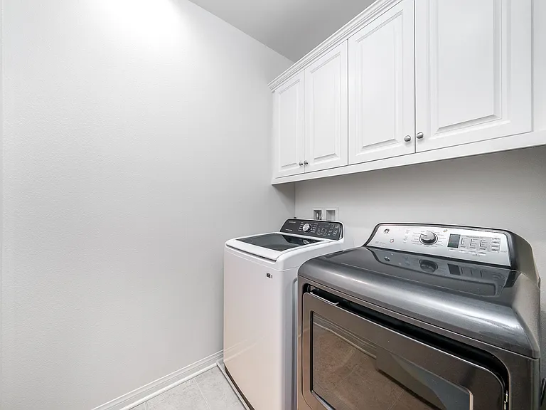 2533 Almeria Ln — Photo 11