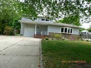 984 Thompson Dr, Bay Shore, NY 11706