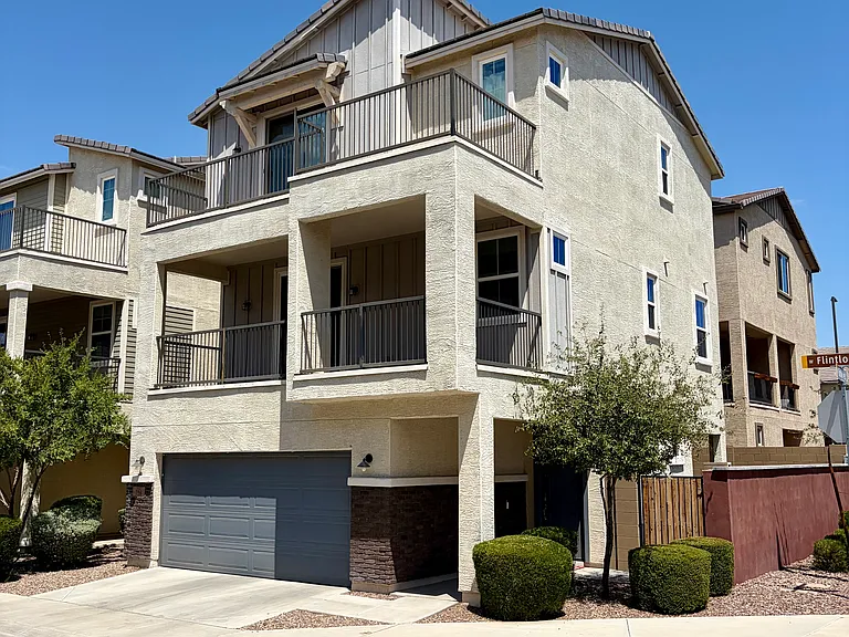 726 W Flintlock Way — Photo 2