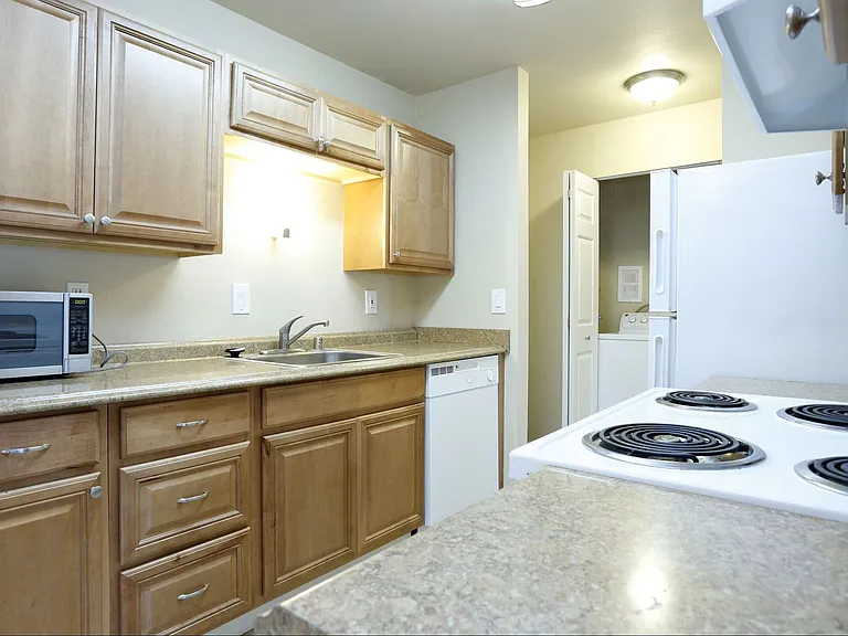 The Commodore Apartments — Photo 7