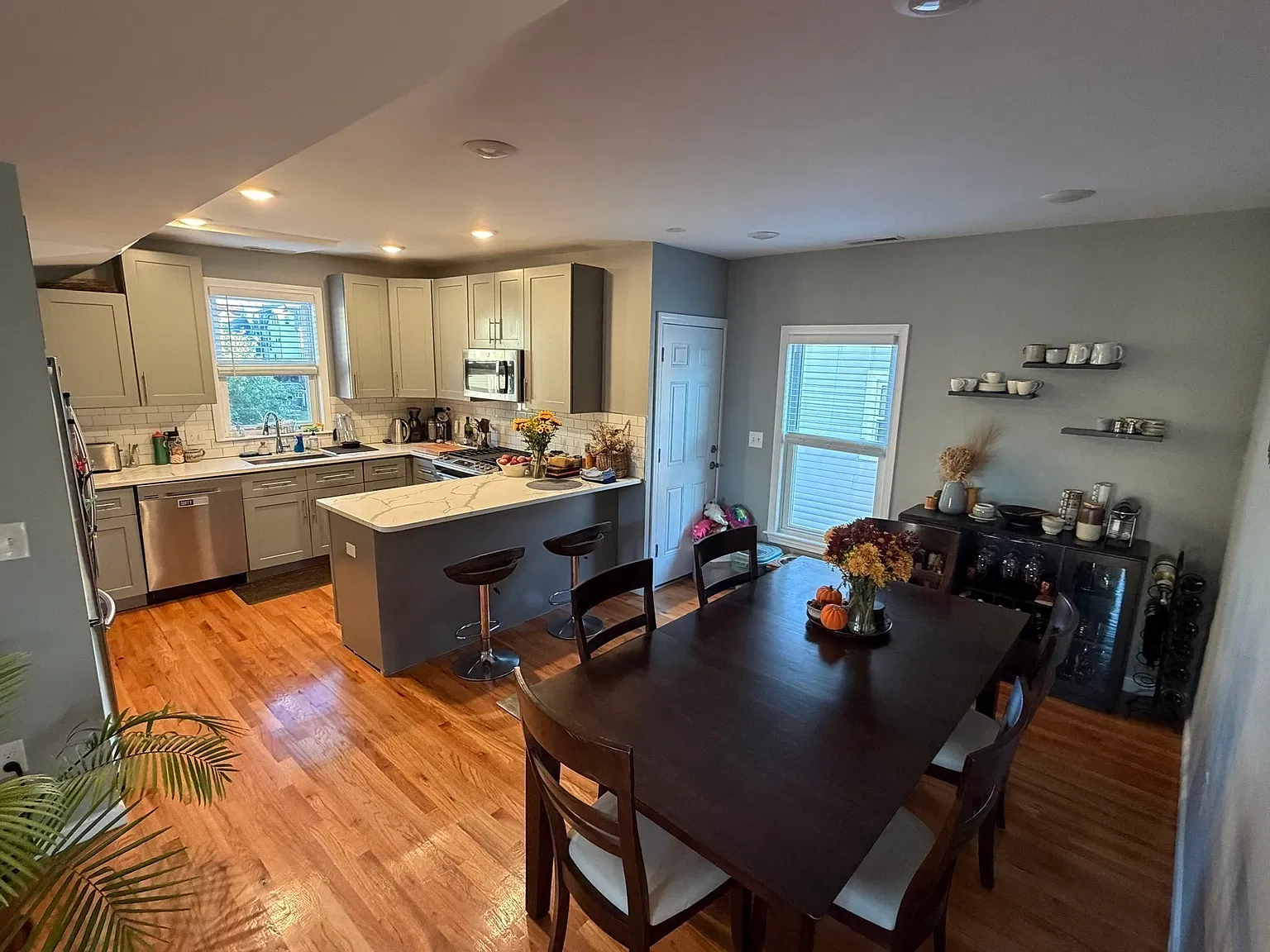 3 bed, 2.0 bath, 1200 sqft, $3,625 — Photo 4