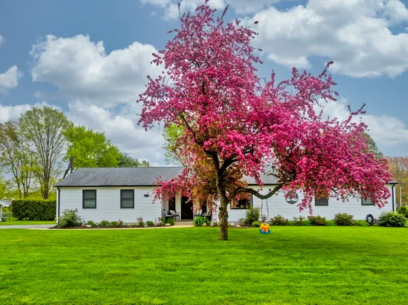3 Manor Rd, Wilbraham, MA 01095