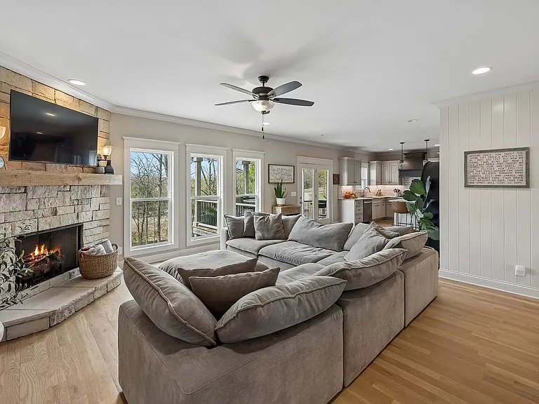 230 Amana Dr — Photo 11